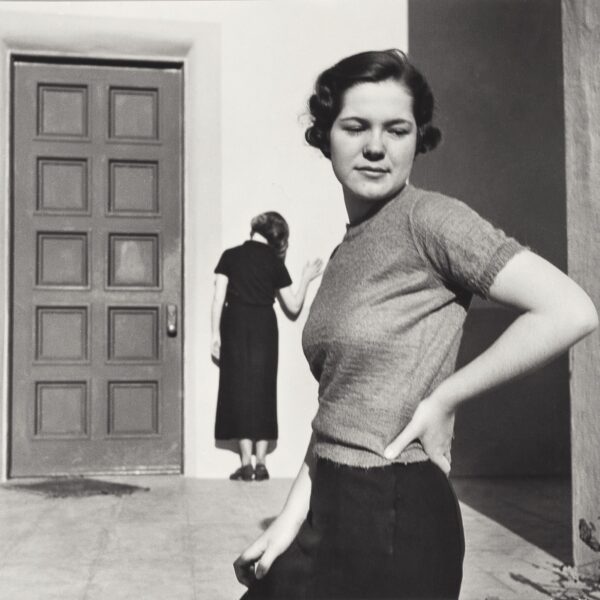 John Gutmann, Haussement d’épaules, 1935 © Center for Creative Photography, Arizona Board of Regents, Courtesy Wilson Centre for Photography.