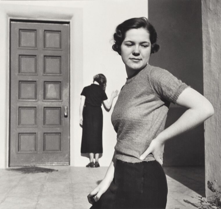 John Gutmann, Haussement d’épaules, 1935 © Center for Creative Photography, Arizona Board of Regents, Courtesy Wilson Centre for Photography.