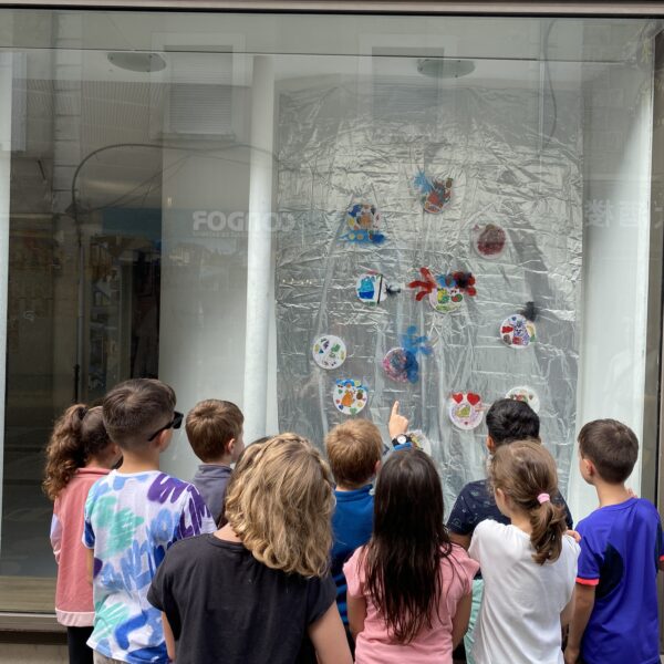 Atelier de co-création avec l’artiste Manoela Prates et les enfants du centre de loisirs Cousteau, dans le cadre de l’Été culturel, 2025. La Graineterie – Centre d’art de la Ville de Houilles.