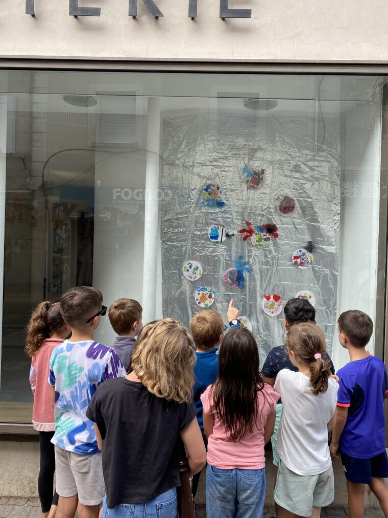 Atelier de co-création avec l’artiste Manoela Prates et les enfants du centre de loisirs Cousteau, dans le cadre de l’Été culturel, 2025. La Graineterie – Centre d’art de la Ville de Houilles.