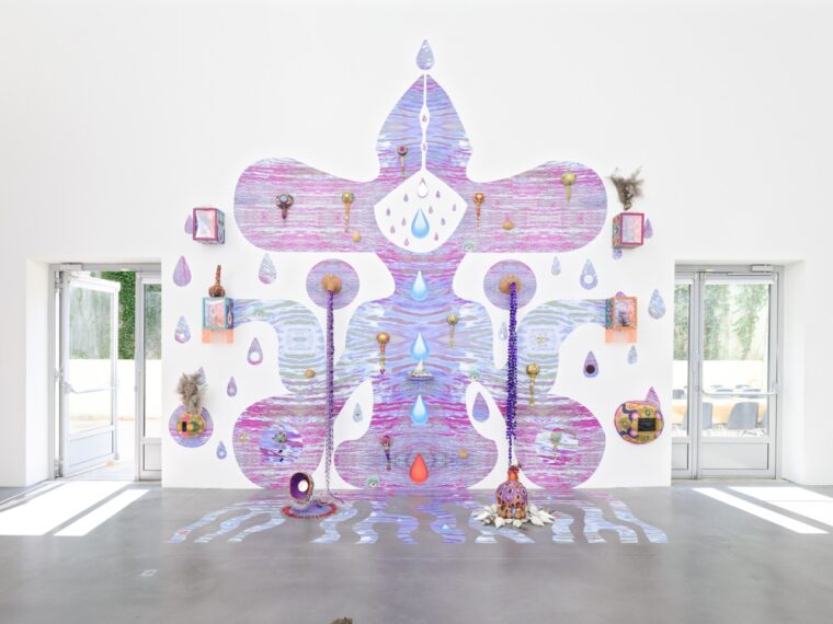 Shivay la Multiple, Ancestralidaguas, vue de l’installation, technique mixte, dimension variable, 2025, FRAC Poitou-Charentes