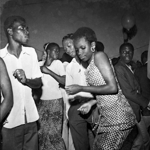 « Photoromance » est la première grande exposition personnelle en France consacrée au photographe ivoirien Paul Kodjo.