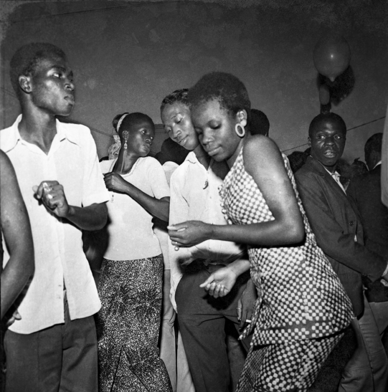« Photoromance » est la première grande exposition personnelle en France consacrée au photographe ivoirien Paul Kodjo.