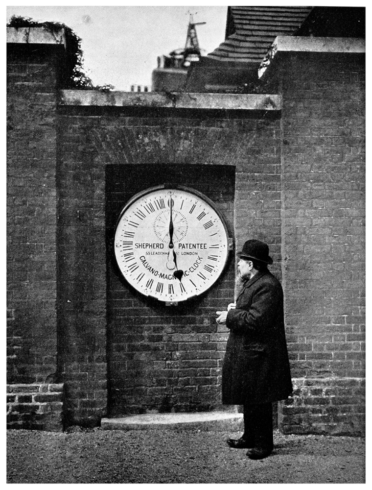 L’horloge Shepherd Gate devant l’Observatoire Royal de Greenwich, 1914, photographie noir et blanc, dimensions inconnues, © Alam