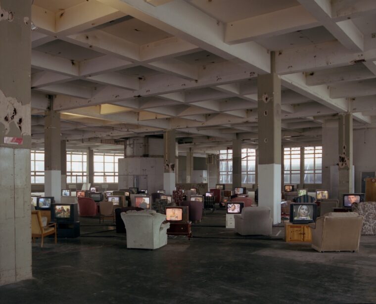 Kutlug Ataman, Küba, 2004 at The Sorting Office, London. Commissioned and produced by Artangel. Photo by Thierry Bal. Courtesy o